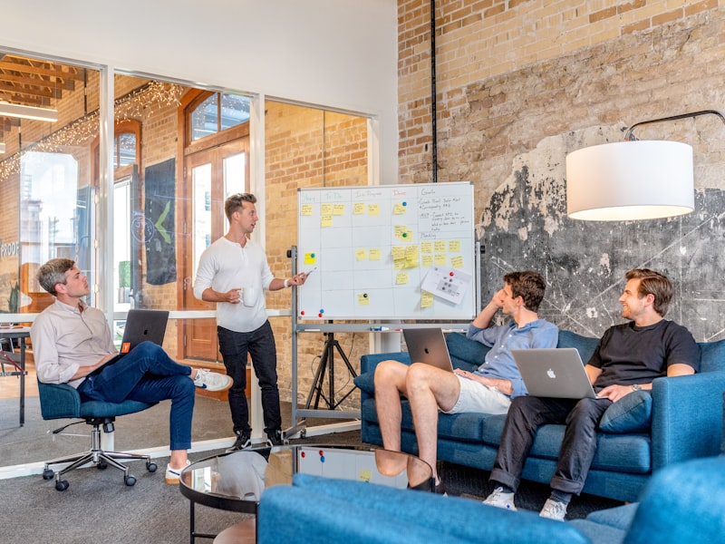 Équipe professionnelle préparant un plan vidéo dans un bureau lumineux