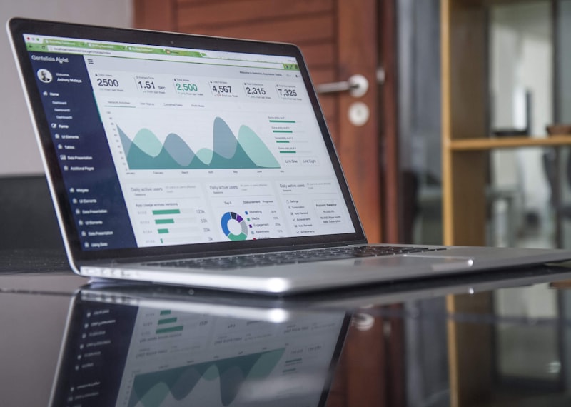 Vidéaste analysant des séquences de vente en ligne sur un ordinateur de montage