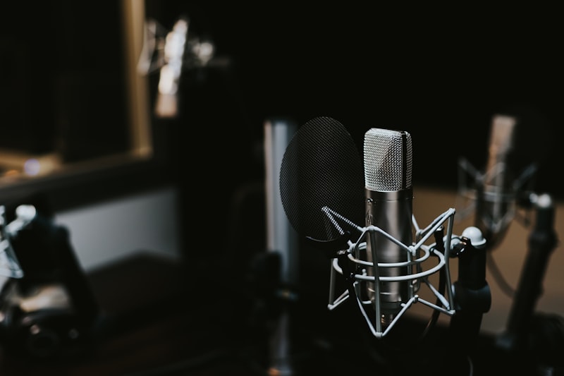 Microphone de studio professionnel prêt pour l'enregistrement d'un podcast d'affaires
